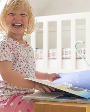 Mädchen lesen und lachen