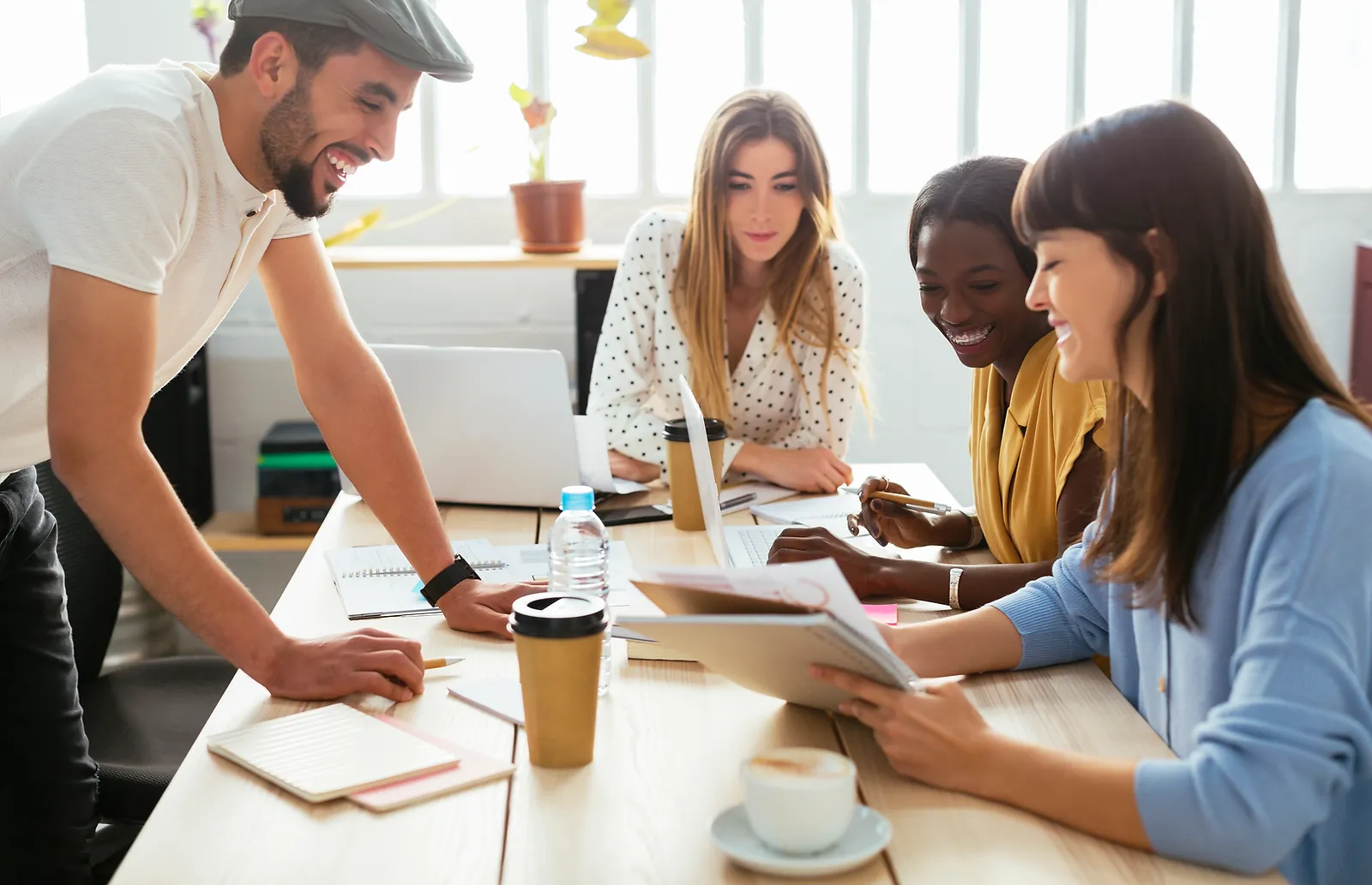 Kollegen arbeiten zusammen